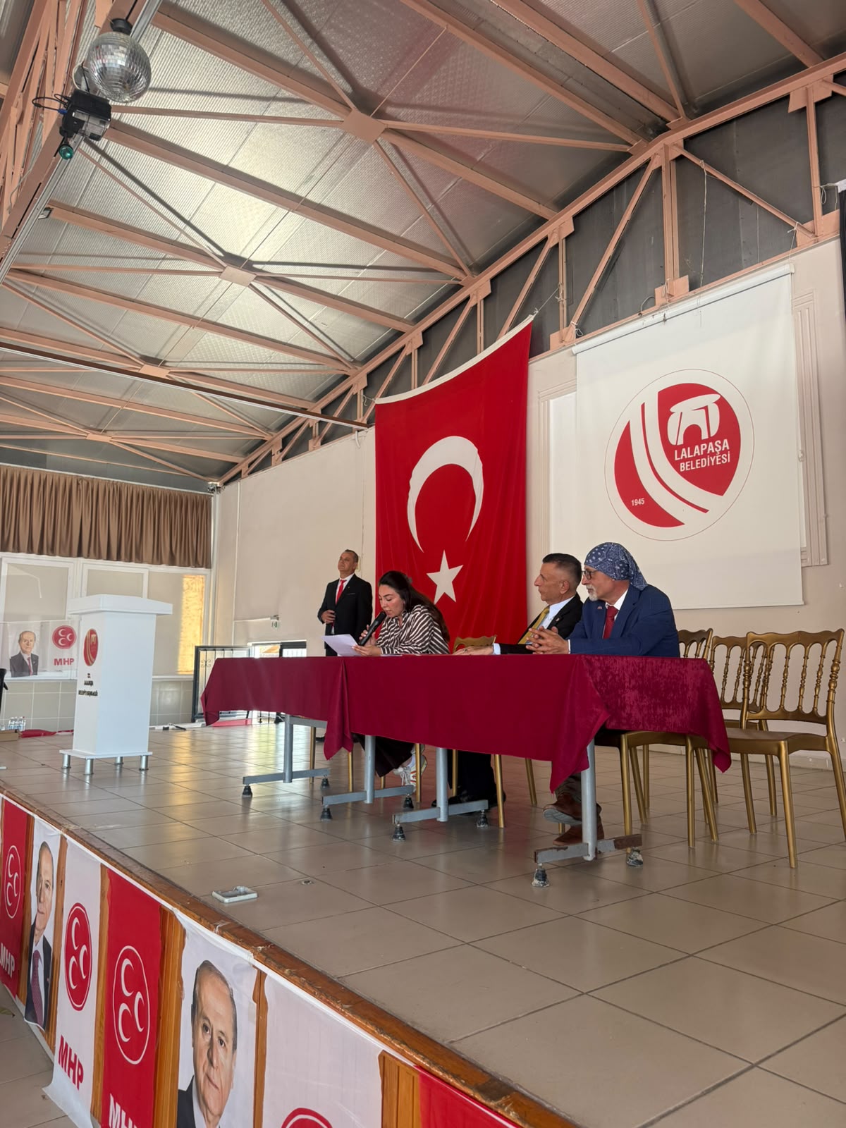 MHP Edirne ilçe kongreleri maratonu Lalapaşa ve Süloğlu ile başlarken; tek liste ile girilen seçimlerde Lalapaşa'da Göksel Kalkan güven tazeledi, Süloğlu'nda ise Hüseyin Erbay yeni başkan seçildi.